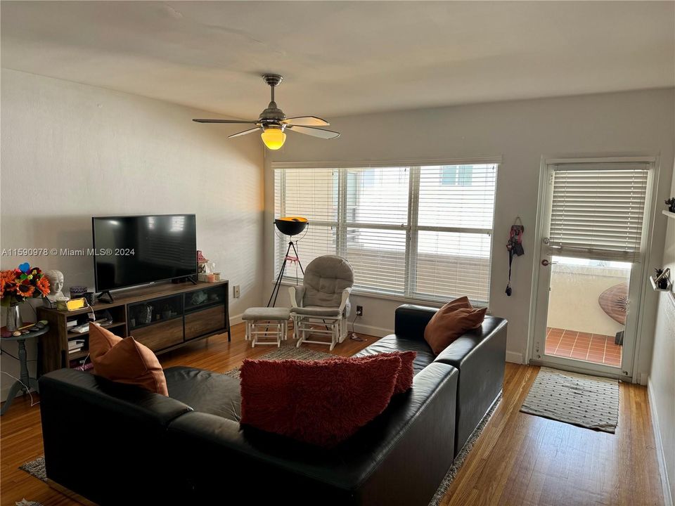 Active With Contract: $2,700 (2 beds, 2 baths, 1090 Square Feet)