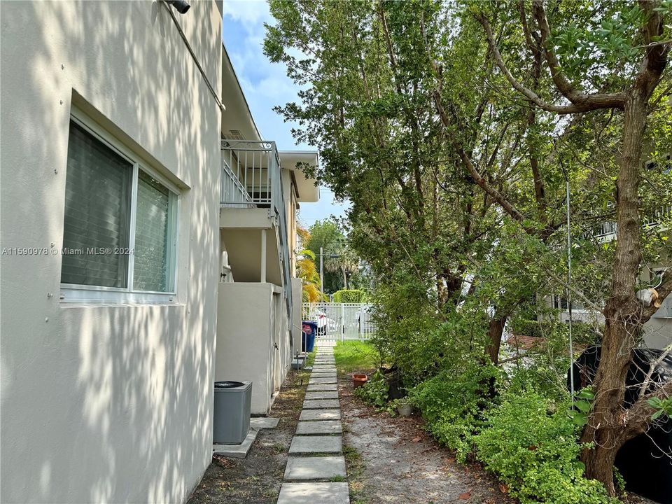 Active With Contract: $2,700 (2 beds, 2 baths, 1090 Square Feet)