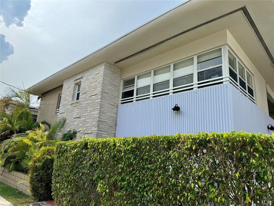 Active With Contract: $2,700 (2 beds, 2 baths, 1090 Square Feet)