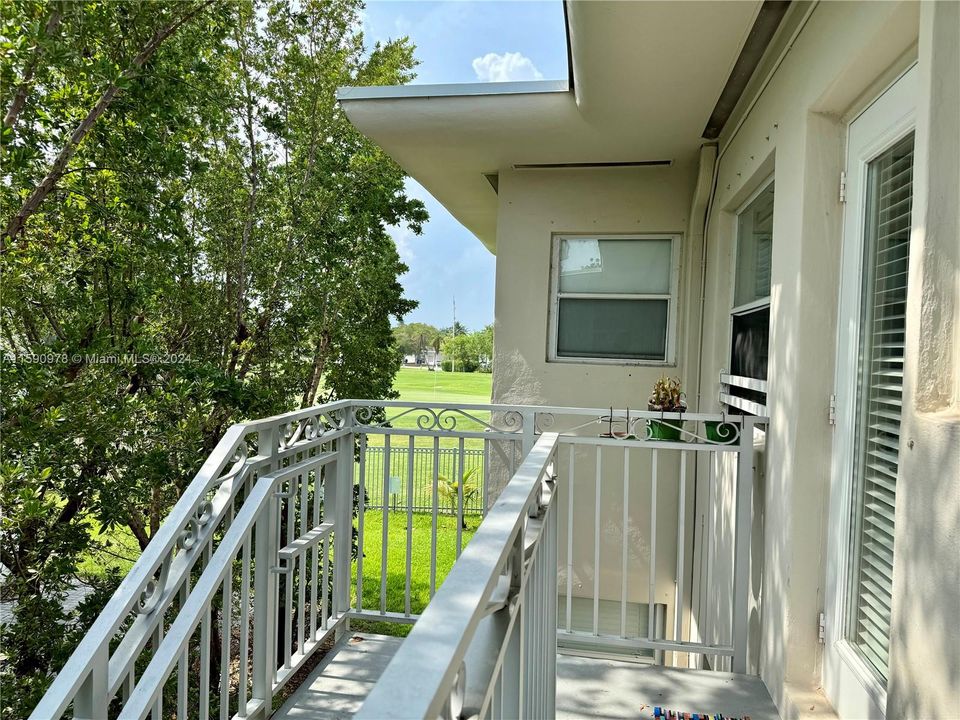 Active With Contract: $2,700 (2 beds, 2 baths, 1090 Square Feet)