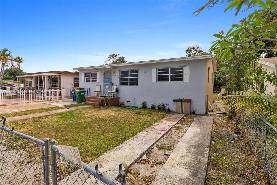 Active With Contract: $400,000 (4 beds, 2 baths, 1490 Square Feet)