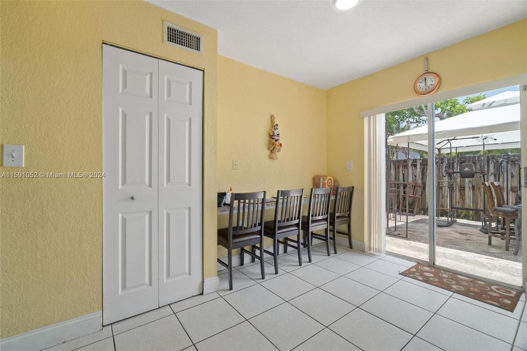 Active With Contract: $325,000 (2 beds, 2 baths, 904 Square Feet)