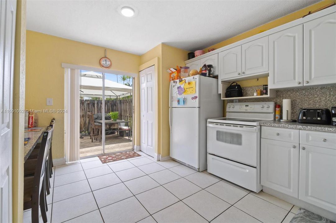 Active With Contract: $325,000 (2 beds, 2 baths, 904 Square Feet)