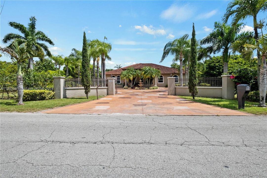 For Sale: $2,600,000 (4 beds, 3 baths, 2974 Square Feet)