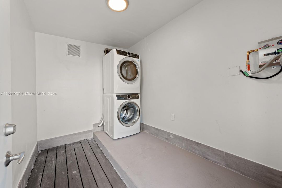 Active With Contract: $7,000 (3 beds, 2 baths, 1400 Square Feet)