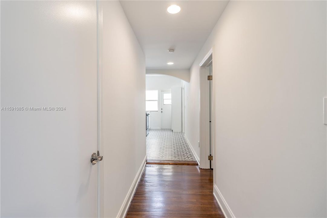 Active With Contract: $3,100 (2 beds, 1 baths, 700 Square Feet)