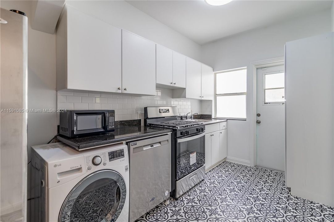 Bright kitchen has separate entry door, breakfast area