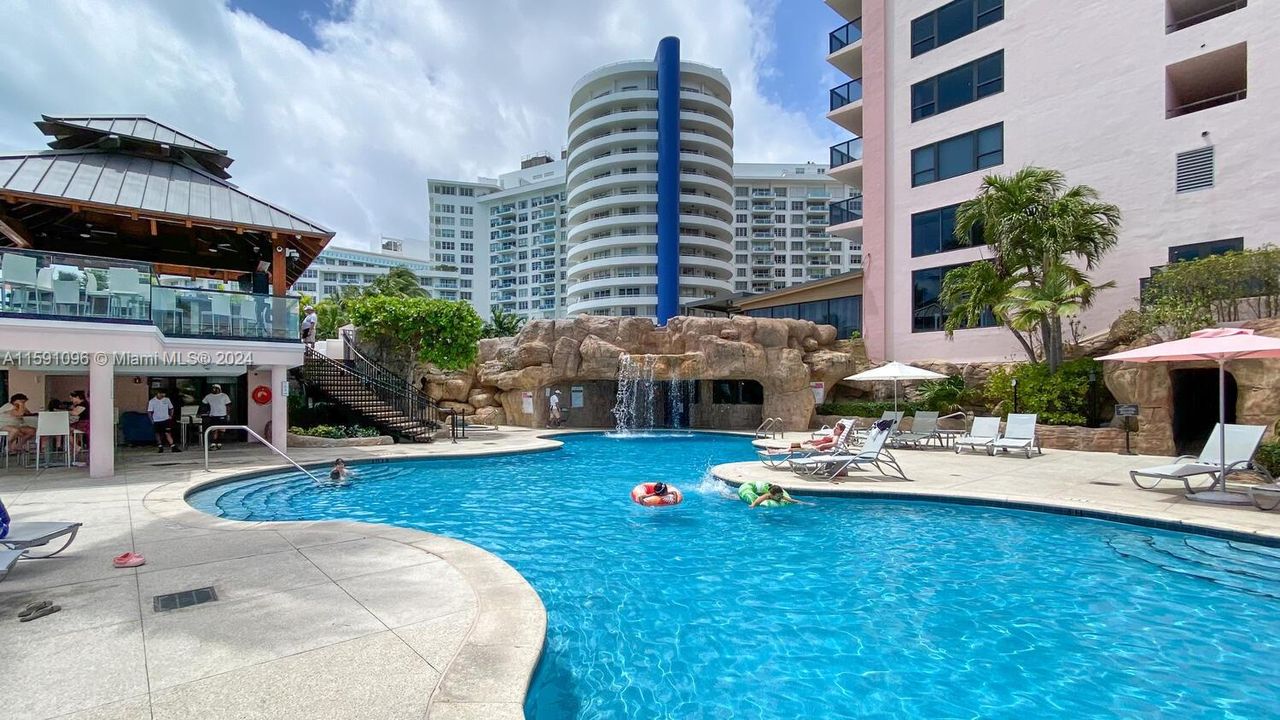 Recently Sold: $450,000 (2 beds, 2 baths, 960 Square Feet)