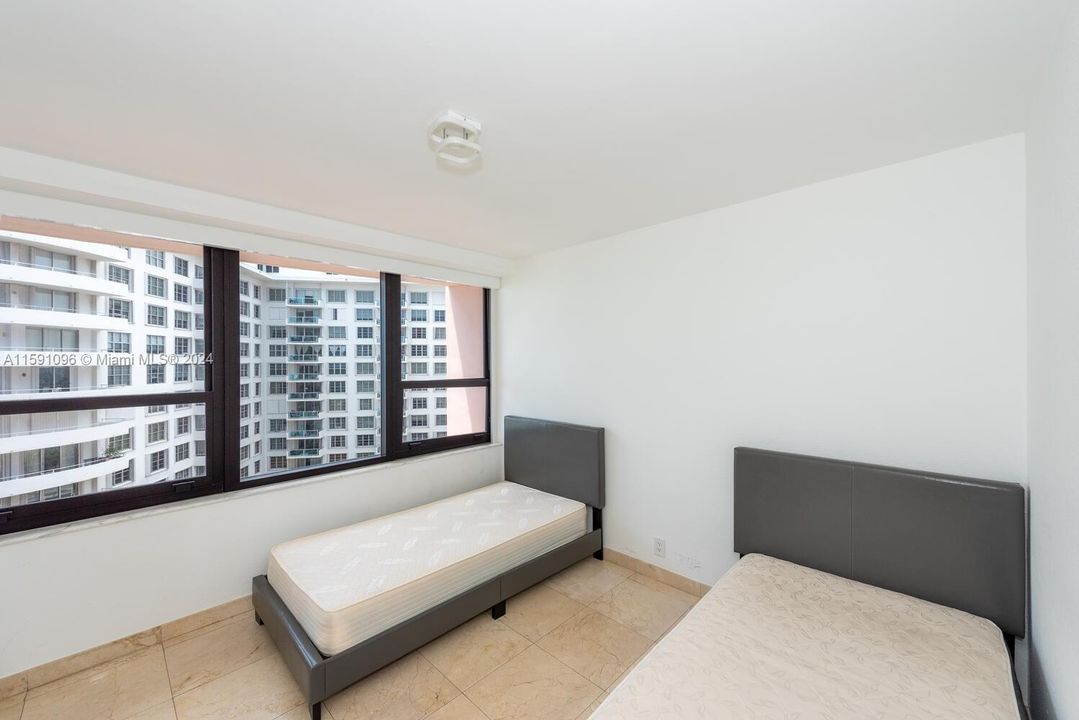 Recently Sold: $450,000 (2 beds, 2 baths, 960 Square Feet)
