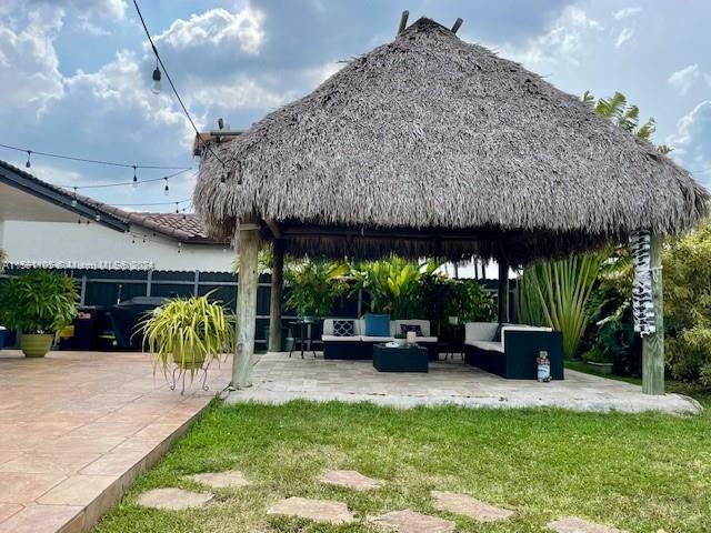 Activo con contrato: $669,000 (4 camas, 2 baños, 1850 Pies cuadrados)