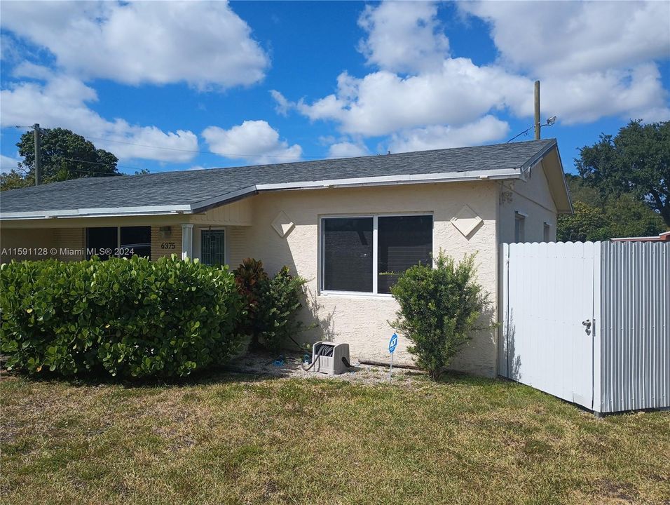 For Sale: $420,000 (3 beds, 2 baths, 967 Square Feet)