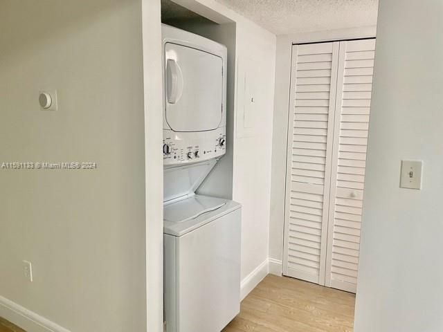 Active With Contract: $1,800 (1 beds, 1 baths, 739 Square Feet)