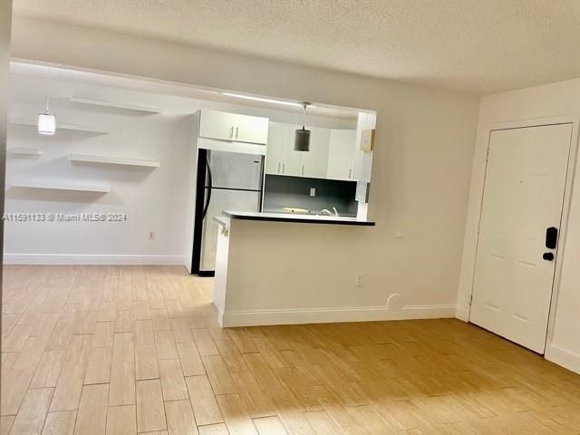 Active With Contract: $1,800 (1 beds, 1 baths, 739 Square Feet)