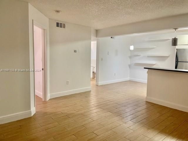 Active With Contract: $1,800 (1 beds, 1 baths, 739 Square Feet)