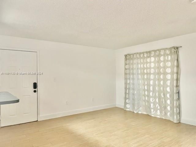 Active With Contract: $1,800 (1 beds, 1 baths, 739 Square Feet)