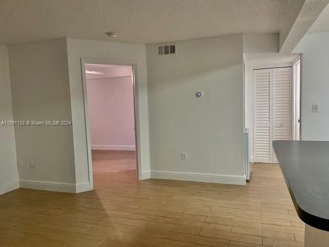 Active With Contract: $1,800 (1 beds, 1 baths, 739 Square Feet)