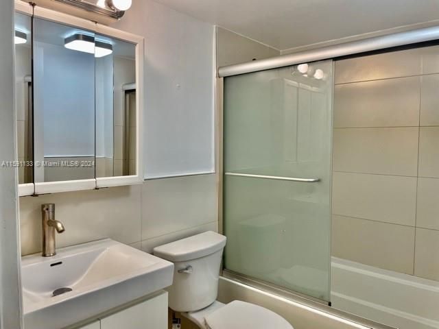 Active With Contract: $1,800 (1 beds, 1 baths, 739 Square Feet)