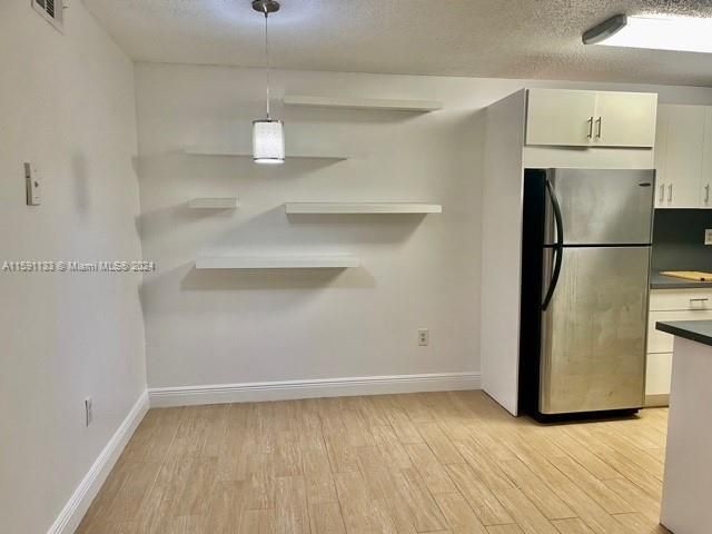 Active With Contract: $1,800 (1 beds, 1 baths, 739 Square Feet)