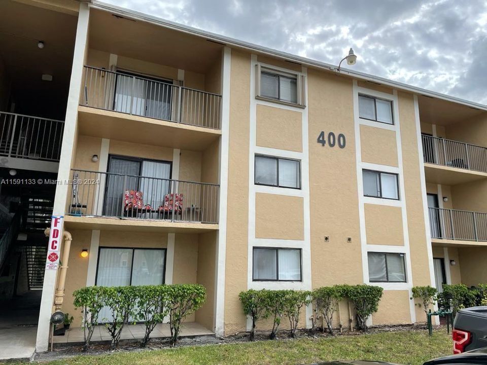 Active With Contract: $1,800 (1 beds, 1 baths, 739 Square Feet)