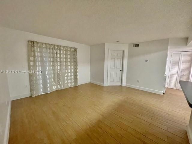 Active With Contract: $1,800 (1 beds, 1 baths, 739 Square Feet)