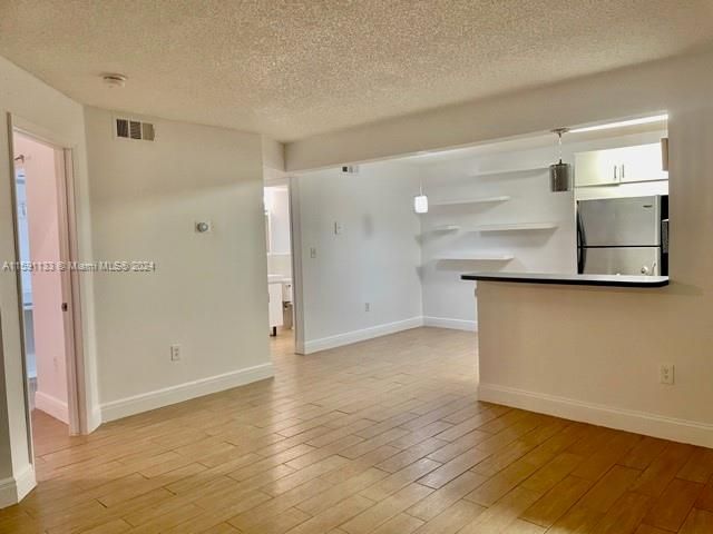 Active With Contract: $1,800 (1 beds, 1 baths, 739 Square Feet)