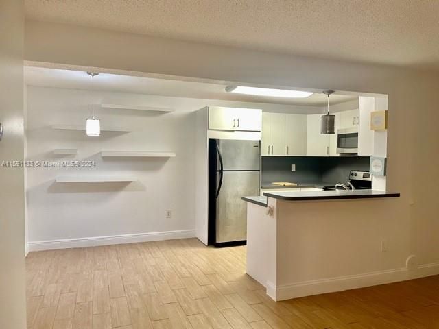 Active With Contract: $1,800 (1 beds, 1 baths, 739 Square Feet)