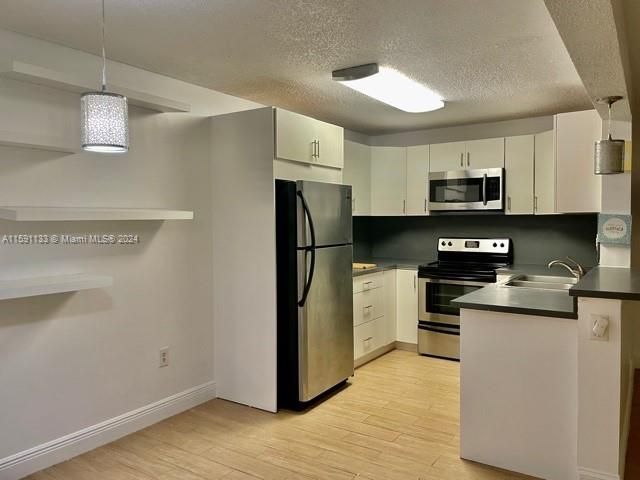 Active With Contract: $1,800 (1 beds, 1 baths, 739 Square Feet)