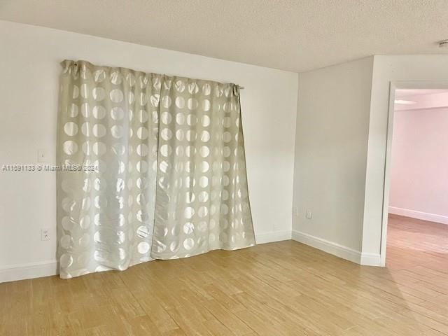 Active With Contract: $1,800 (1 beds, 1 baths, 739 Square Feet)