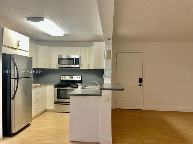 Active With Contract: $1,800 (1 beds, 1 baths, 739 Square Feet)