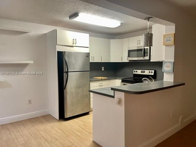 Active With Contract: $1,800 (1 beds, 1 baths, 739 Square Feet)