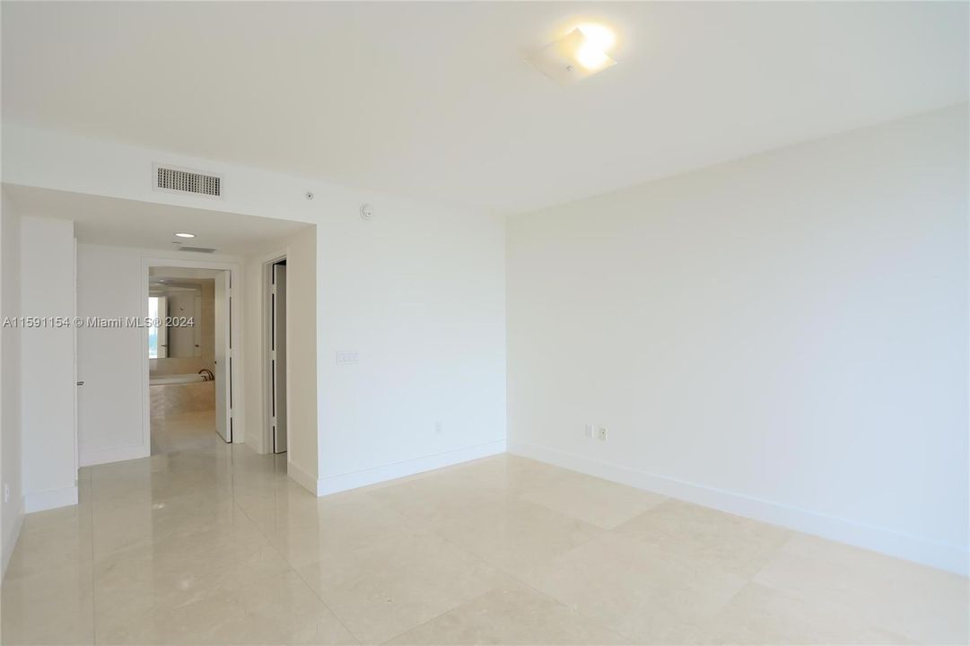 Active With Contract: $6,900 (2 beds, 2 baths, 2001 Square Feet)