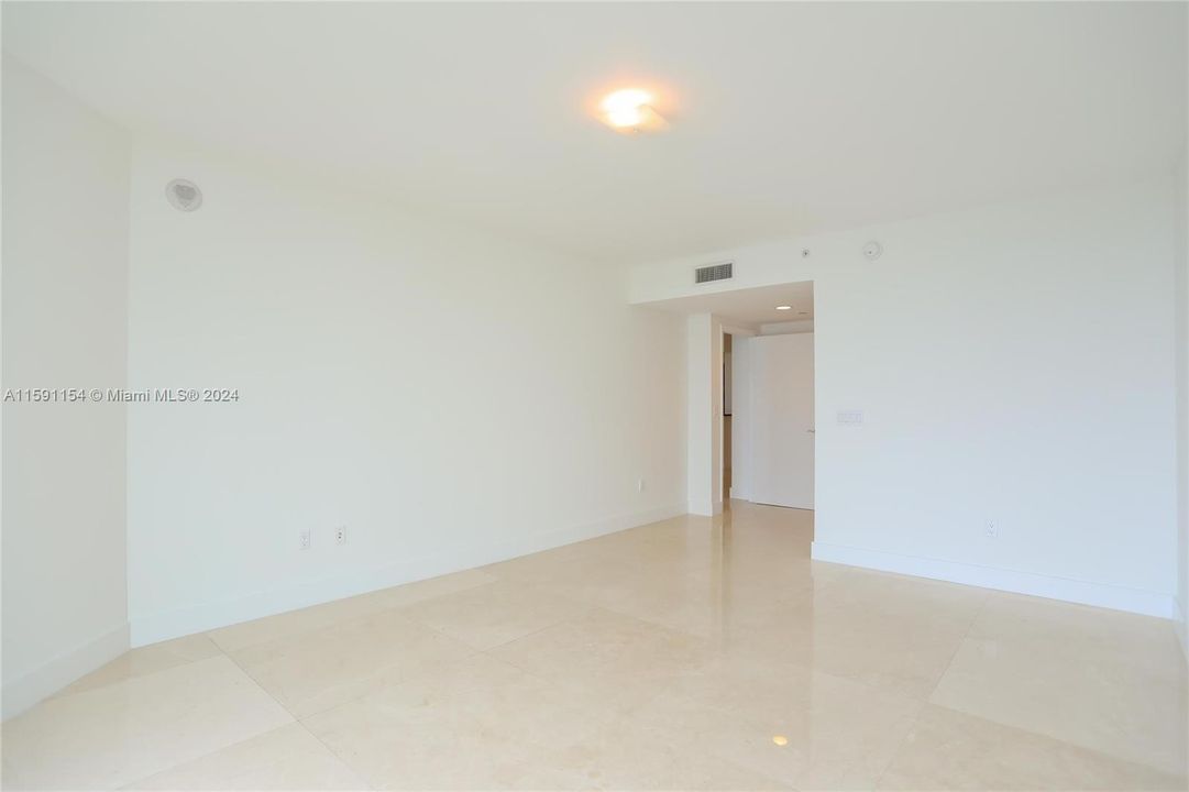 Active With Contract: $6,900 (2 beds, 2 baths, 2001 Square Feet)