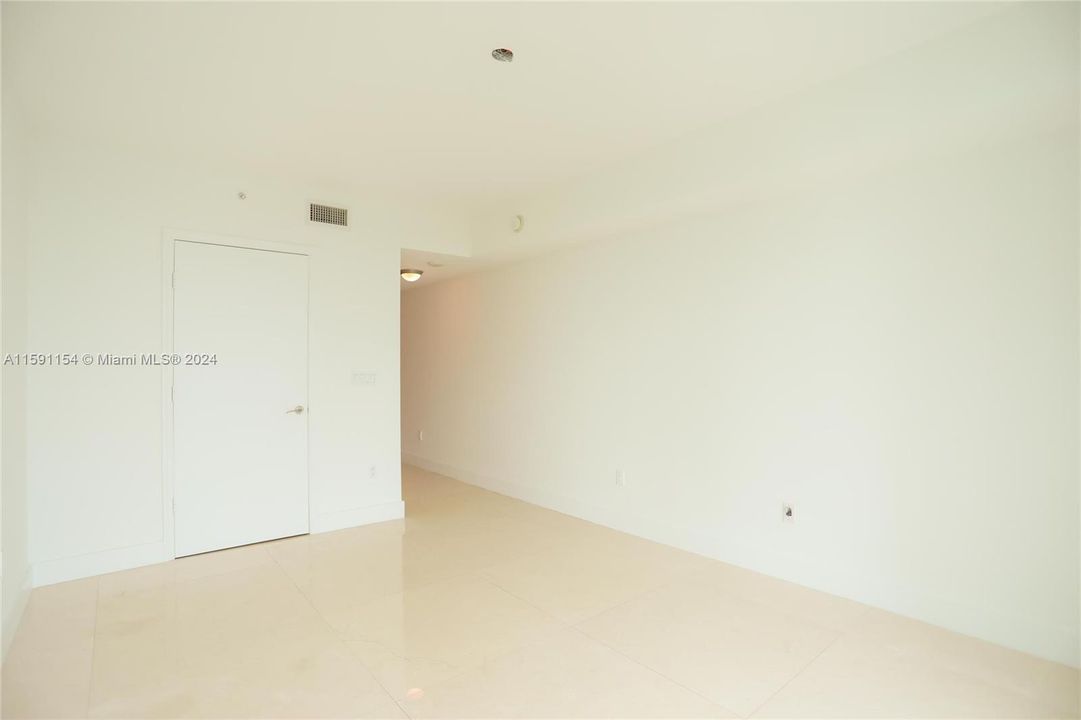 Active With Contract: $6,900 (2 beds, 2 baths, 2001 Square Feet)