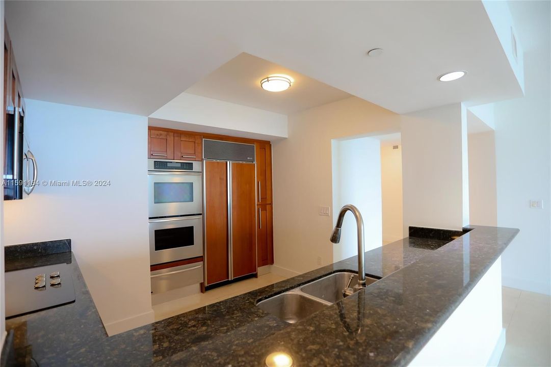 Active With Contract: $6,900 (2 beds, 2 baths, 2001 Square Feet)