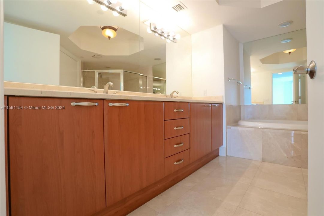 Active With Contract: $6,900 (2 beds, 2 baths, 2001 Square Feet)