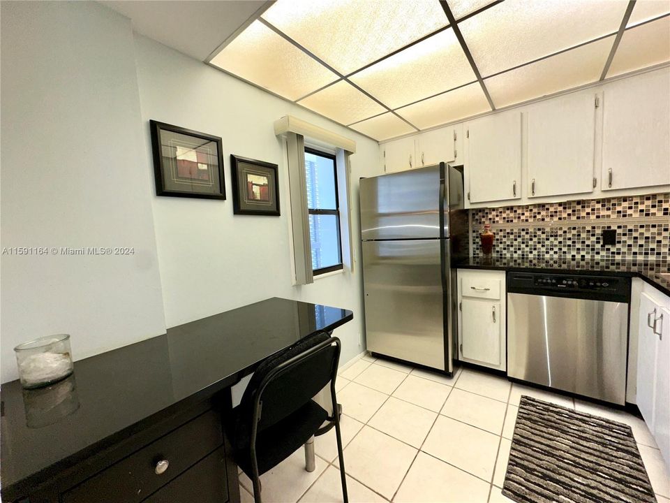 For Sale: $265,000 (1 beds, 2 baths, 994 Square Feet)