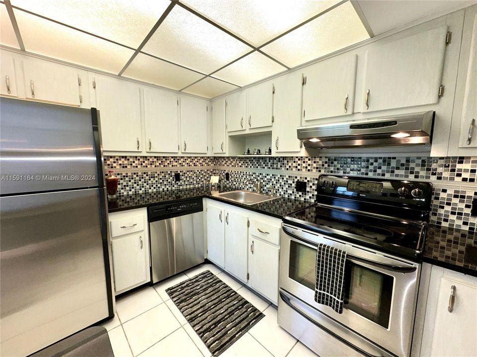 For Sale: $265,000 (1 beds, 2 baths, 994 Square Feet)