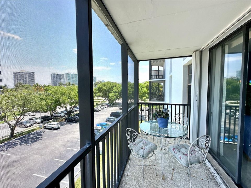For Sale: $265,000 (1 beds, 2 baths, 994 Square Feet)