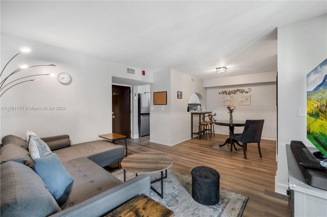 Active With Contract: $285,000 (2 beds, 2 baths, 898 Square Feet)