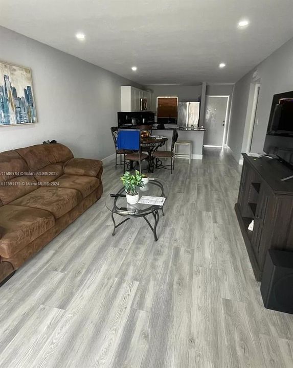 Active With Contract: $2,150 (2 beds, 1 baths, 875 Square Feet)