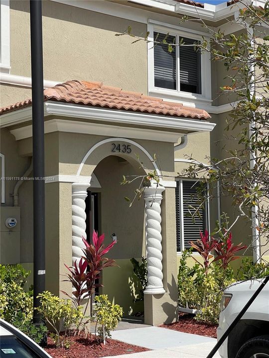 Recently Rented: $2,700 (3 beds, 2 baths, 1302 Square Feet)