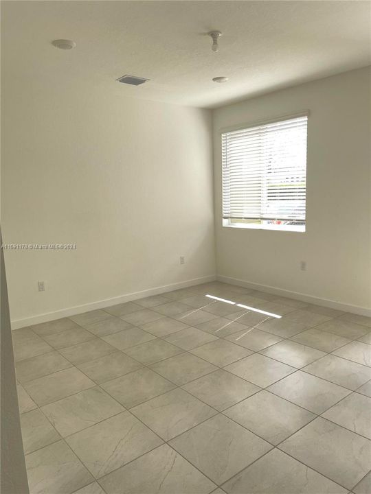 Recently Rented: $2,700 (3 beds, 2 baths, 1302 Square Feet)