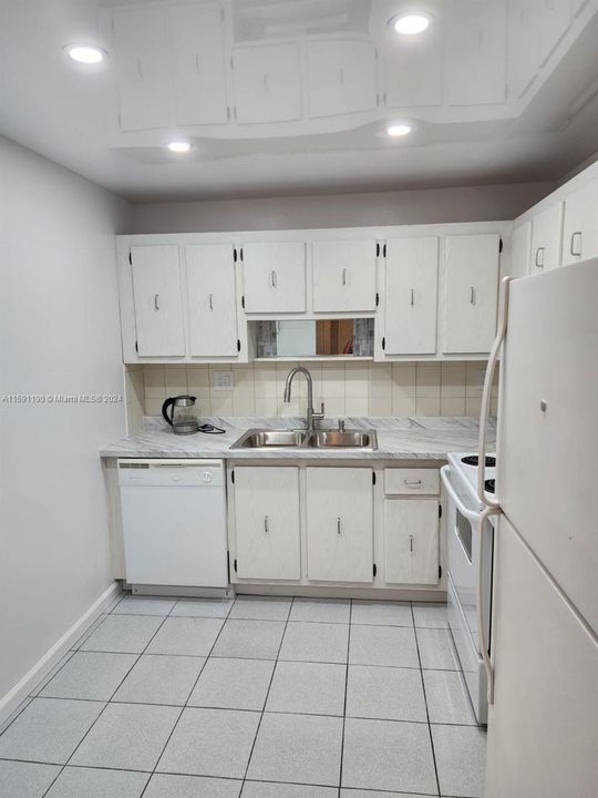 For Sale: $320,000 (1 beds, 1 baths, 1000 Square Feet)