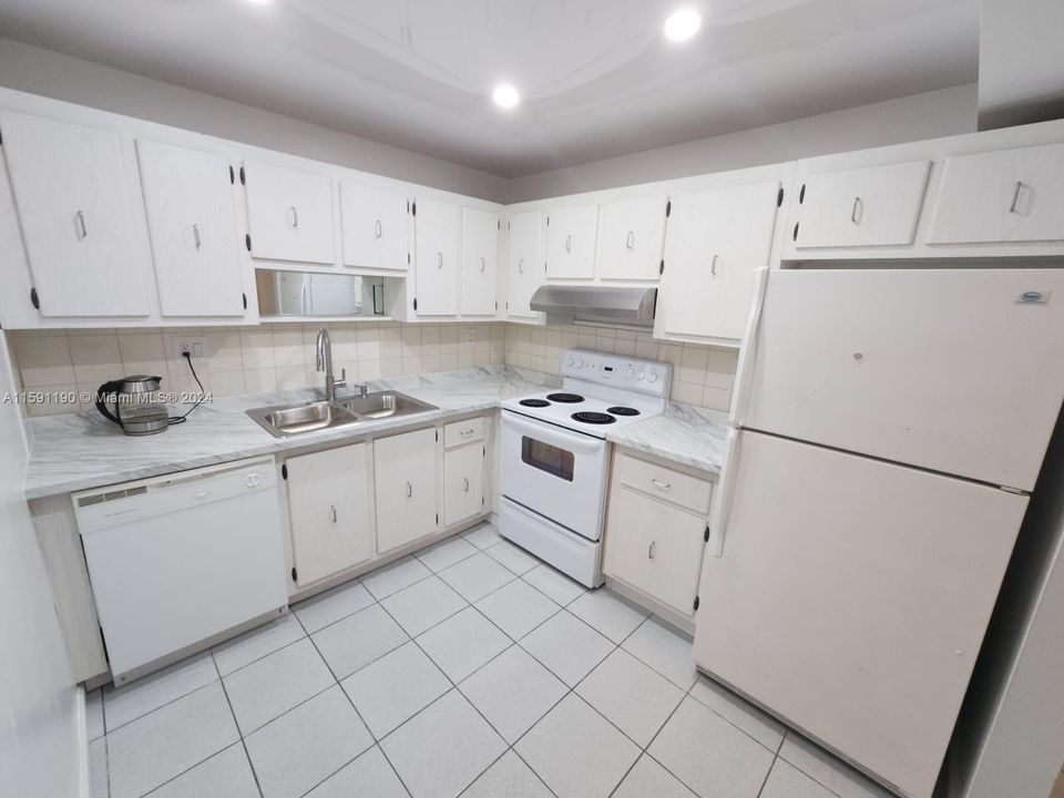 For Sale: $320,000 (1 beds, 1 baths, 1000 Square Feet)