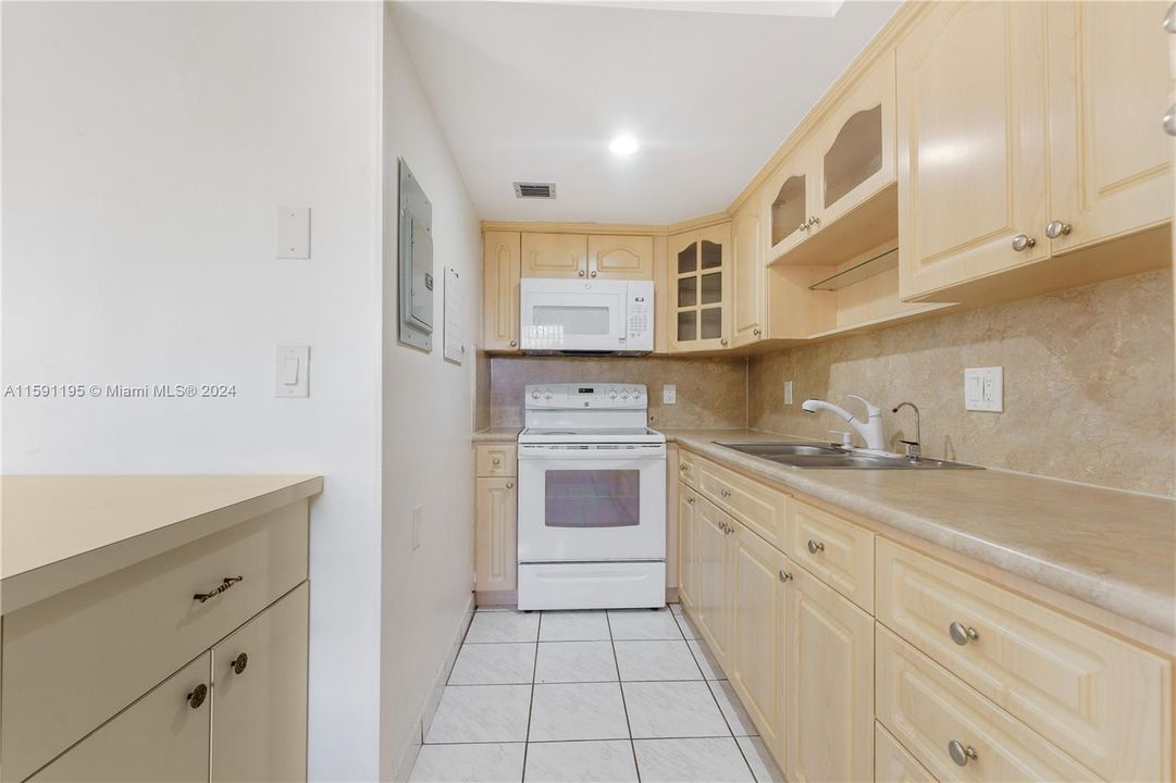 Recently Sold: $360,000 (3 beds, 2 baths, 1182 Square Feet)