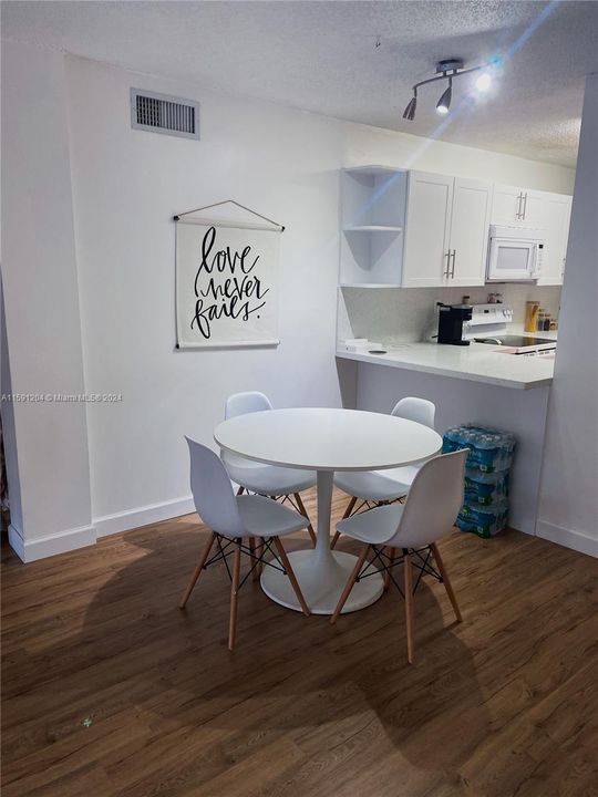 Recently Rented: $2,200 (2 beds, 1 baths, 820 Square Feet)