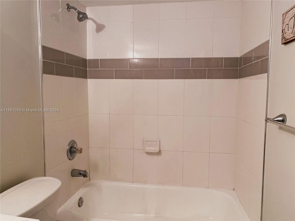 Recently Rented: $2,200 (2 beds, 1 baths, 820 Square Feet)