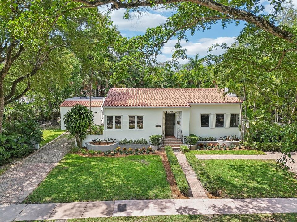 Active With Contract: $1,950,000 (4 beds, 3 baths, 2516 Square Feet)