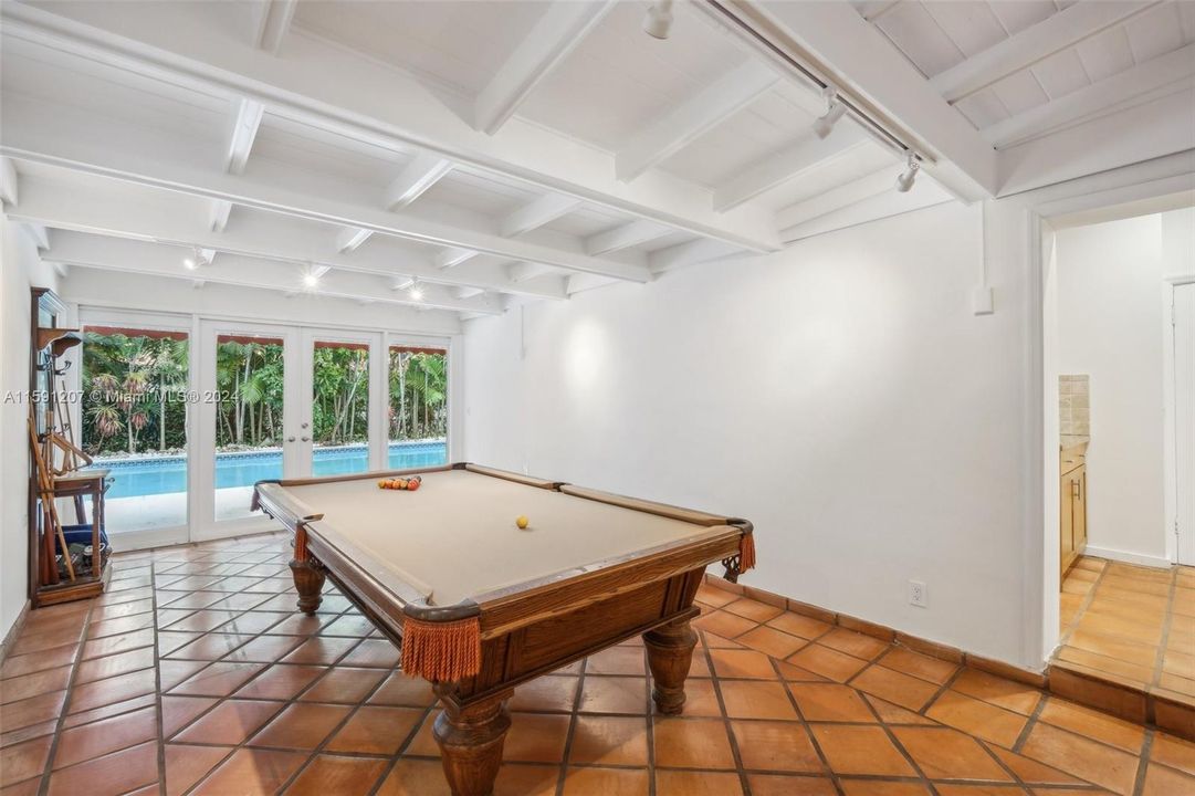 Active With Contract: $1,950,000 (4 beds, 3 baths, 2516 Square Feet)