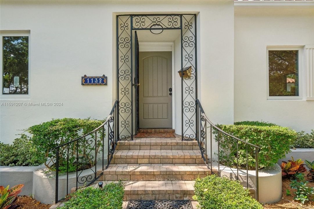 Active With Contract: $1,950,000 (4 beds, 3 baths, 2516 Square Feet)